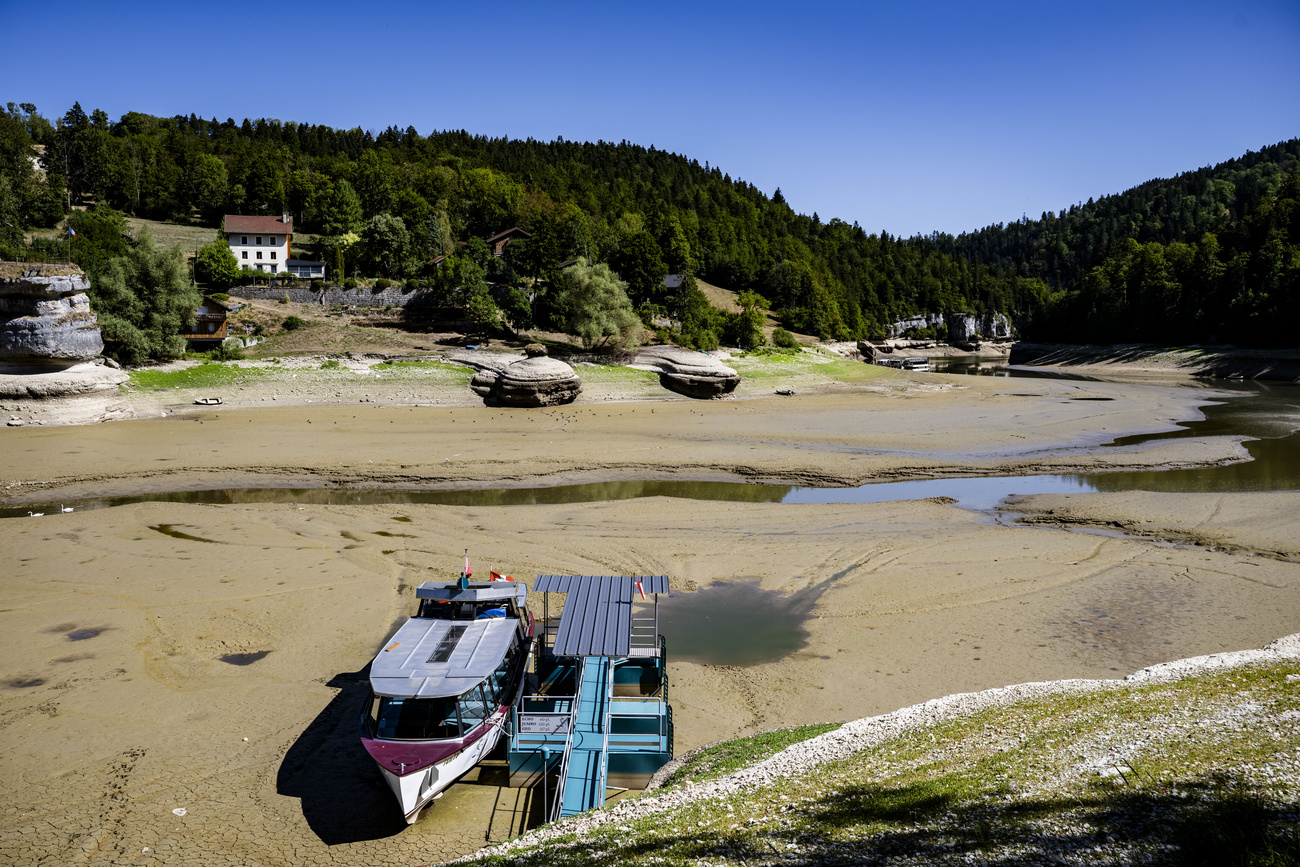 Boote, die an einem Steg auf dem Trockenen liegen