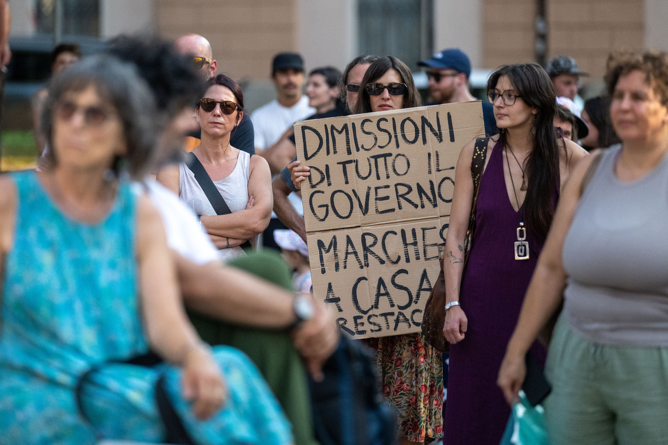 Nel canton Ticino, molte persone hanno chiesto le dimissioni del consigliere di Stato Claudio Zali e dell'intero Governo cantonale.