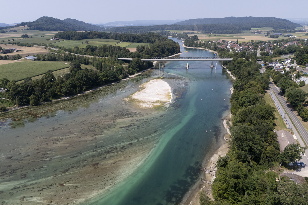 Luftaufnahme eines Flusses mit sehr wenig Wasser