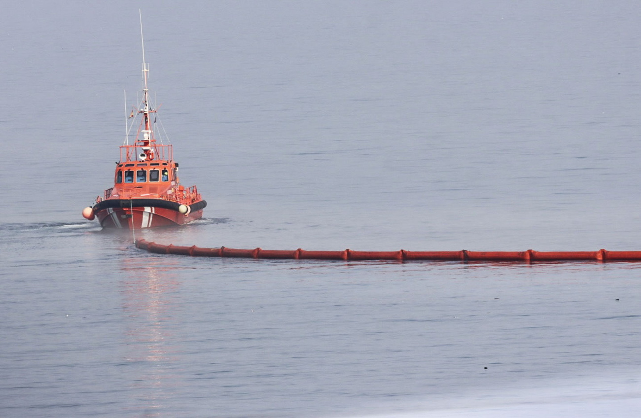 Ein Boot bringt eine Seesperre aus