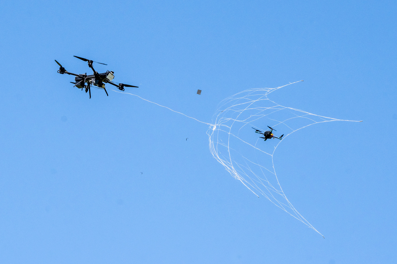 drone getta rete su un altro drone
