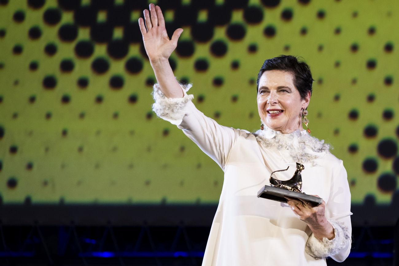 Isabella Rossellini sul palco di Piazza Grande a Locarno con il premio Excellence Award 2026.