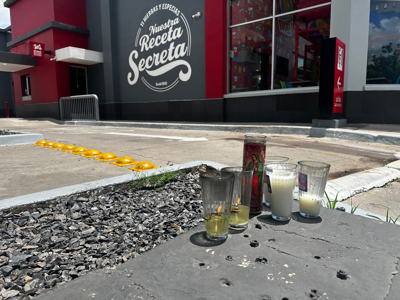 Unas velas permanecen junto al lugar donde César Gastélum, influencer de redes sociales, fue asesinado la noche anterior en Culiacán (México), el miércoles 5 de agosto de 2026.