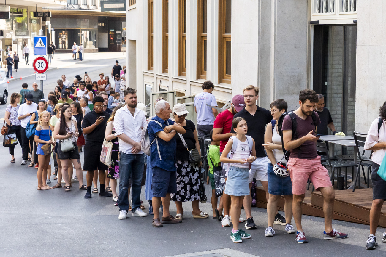 Davanti ad alcuni negozi specializzati, come qui a Ginevra, le persone hanno atteso in coda per ore per accaparrarsi un paio di occhiali speciali.