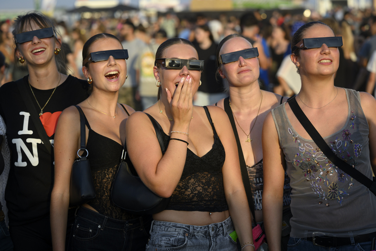 Ragazze con occhiali guardano l'eclissi
