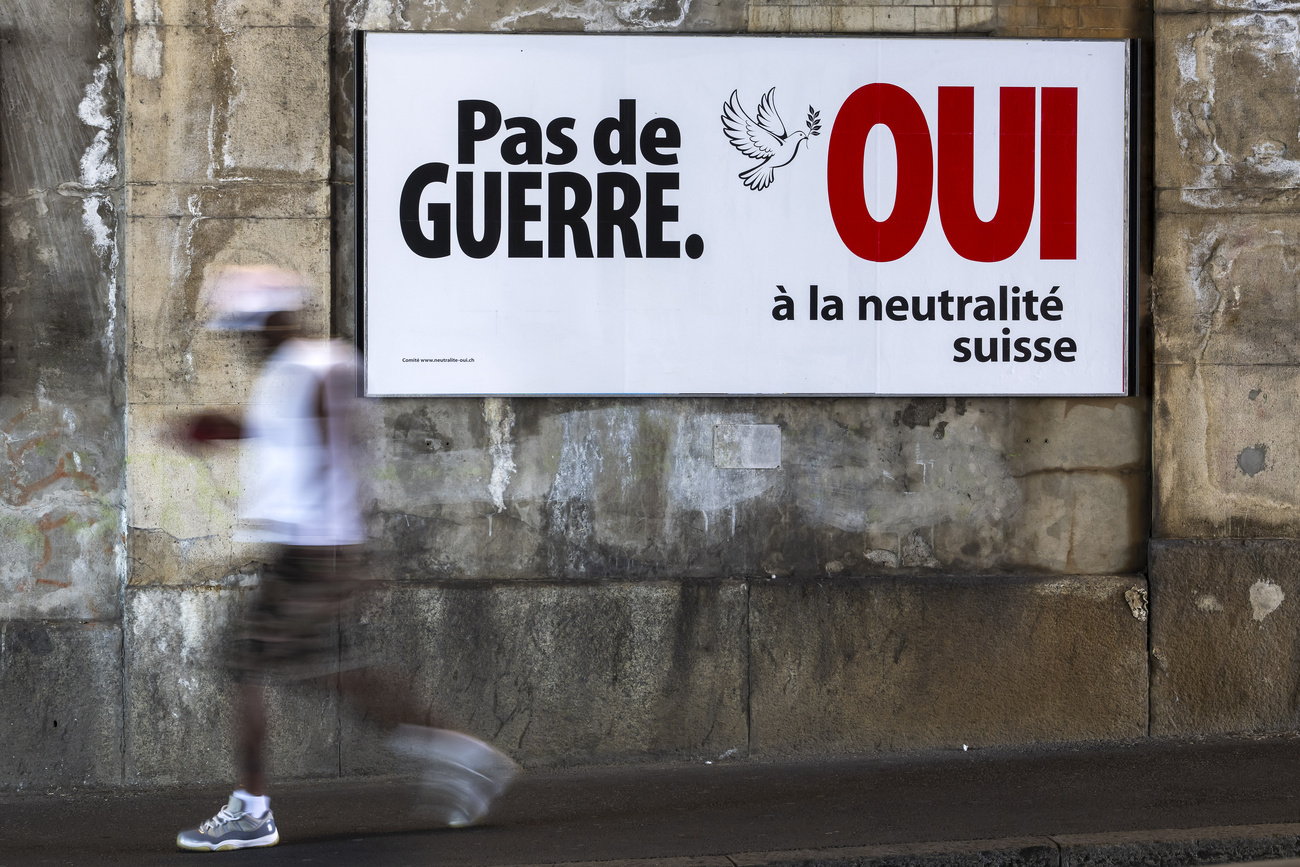 La campagne des tenants d'une neutralité plus stricte est désormais bien visible dans les rues du pays.