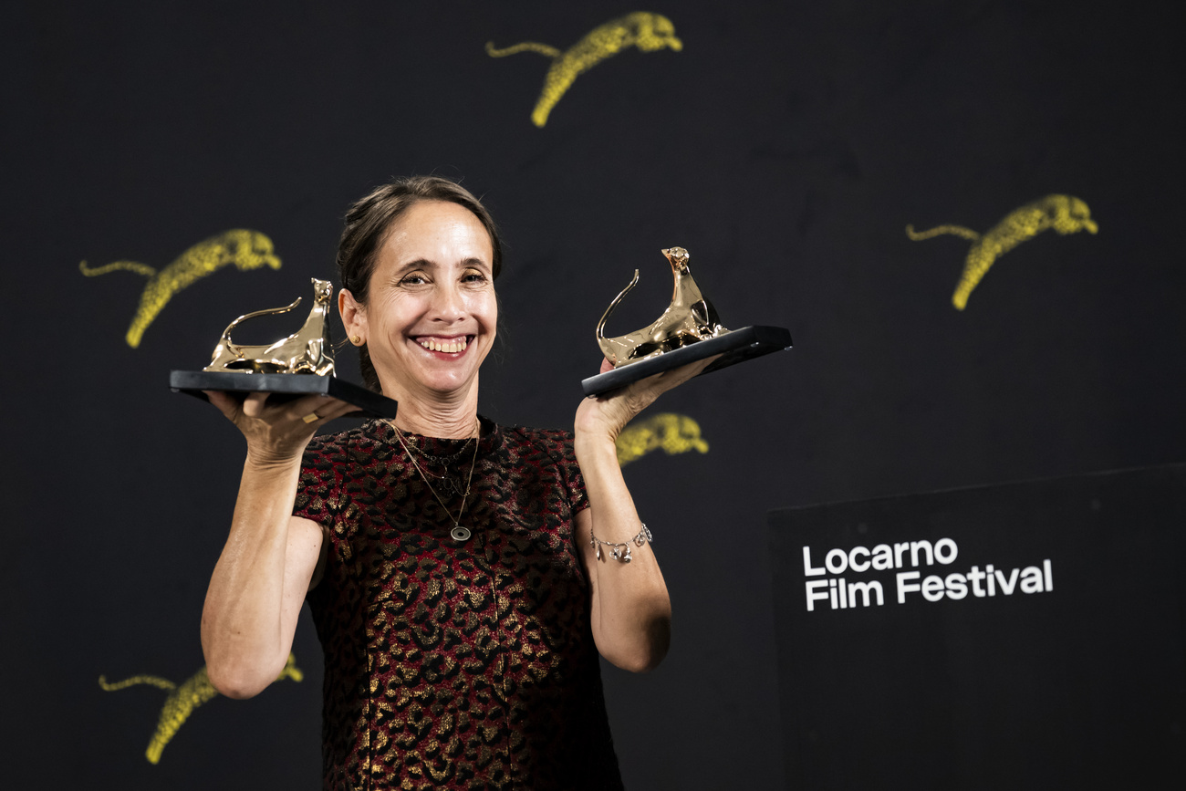 Alessandra Sanguinetti posa con el premio «Swatch First Feature Award» y el premio «Pardo d'Oro - Concorso Cineasti del Presente» por la película «La ilusión de un verano sin fin» en el 79.º Festival de Cine de Locarno, 15 de agosto de 2026.