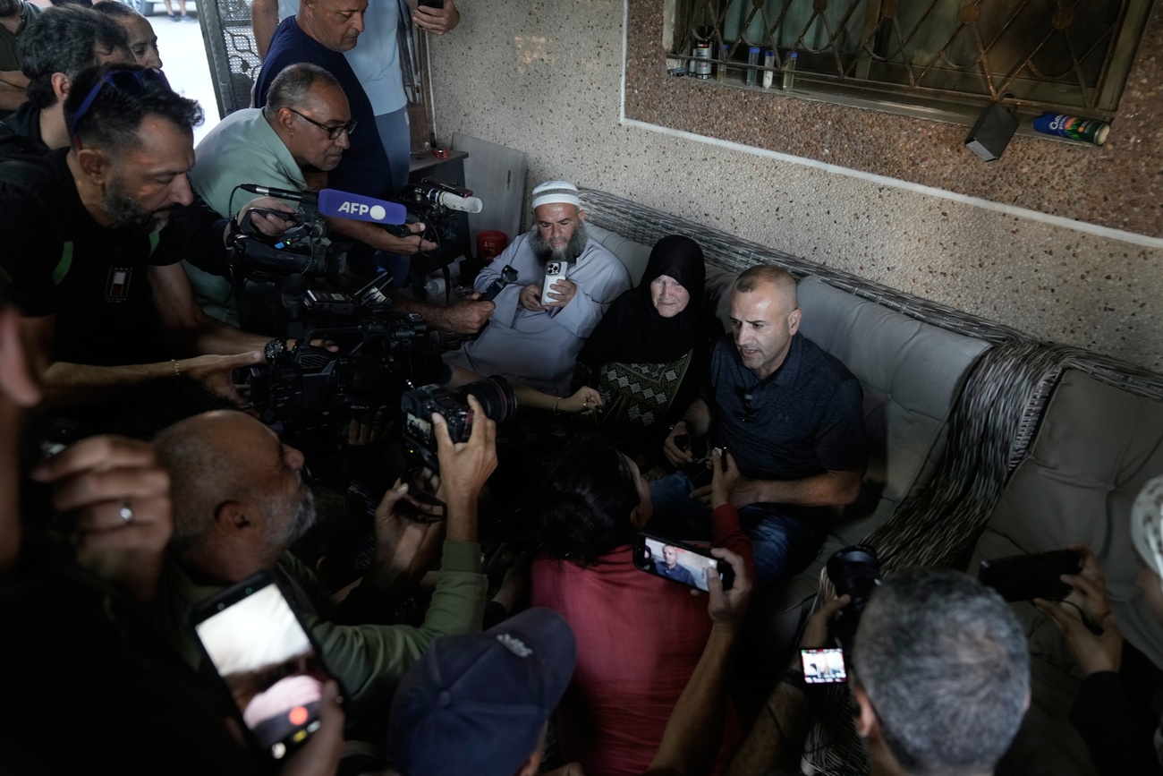 لؤي ريدي، فلسطيني أميركي يقيم في ولاية أوهايو ومالك أحد المنازل التي حاصرها مستوطنون إسرائيليون لأكثر من أسبوع، يتحدث إلى وسائل الإعلام بعد عودته من الولايات المتحدة، في منزل والديه بقرية قصرة جنوب نابلس في الضفة الغربية المحتلة، في 17 أغسطس 2026.