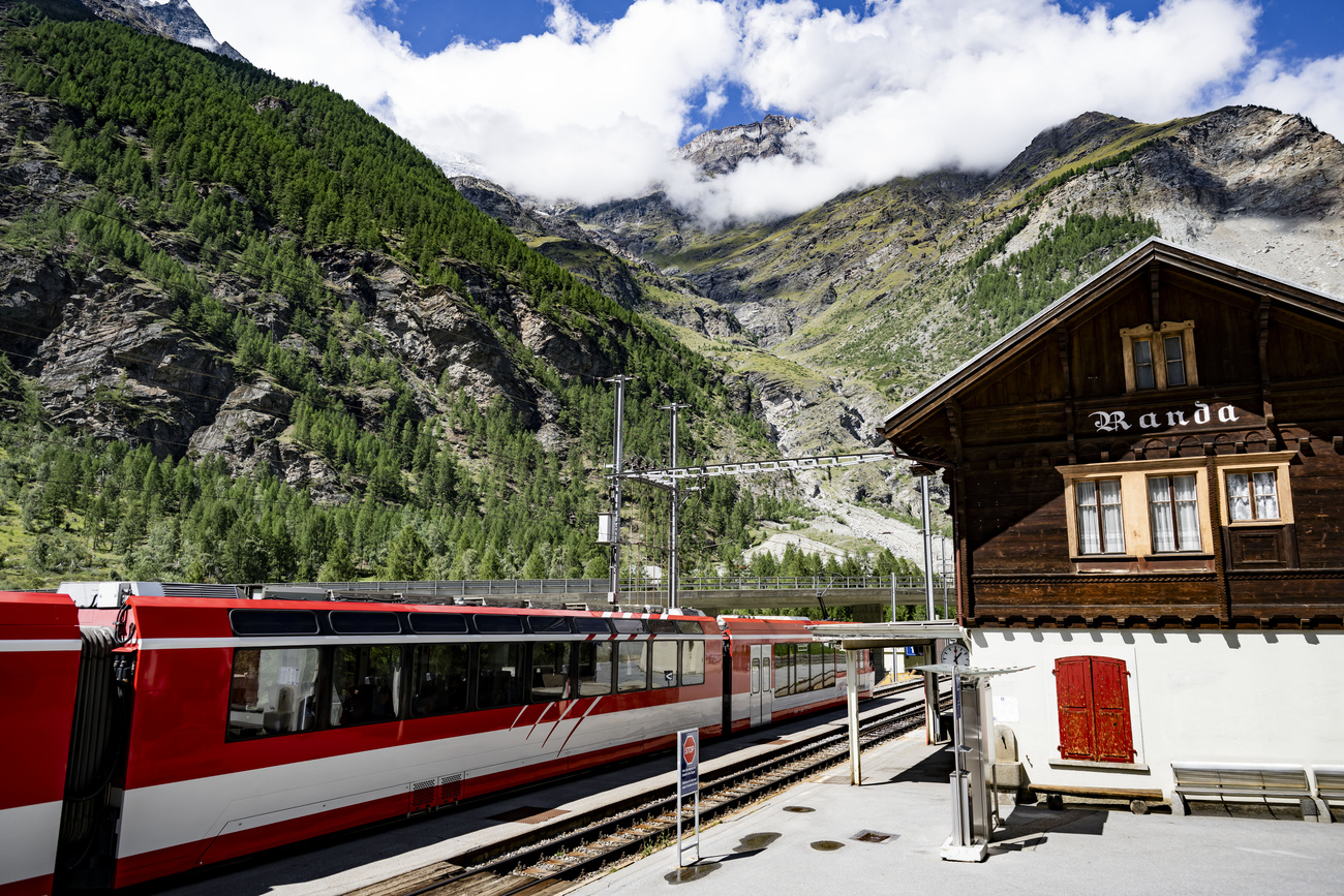 The situation on the Weisshorn near Randa, canton Valais in southwestern Switzerland, remains tense: following several glacier collapses on Monday,