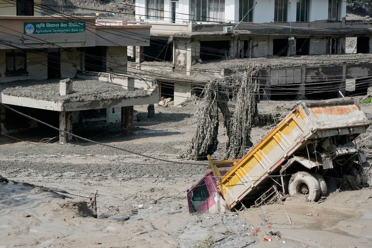 camion nel fango in nepal