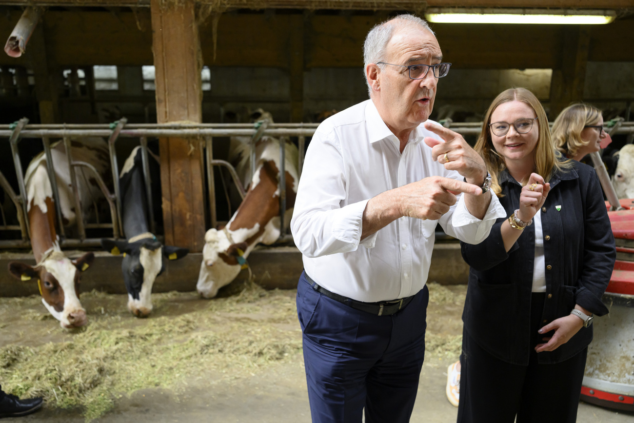 guy parmelin e valerie dittli in una stalla