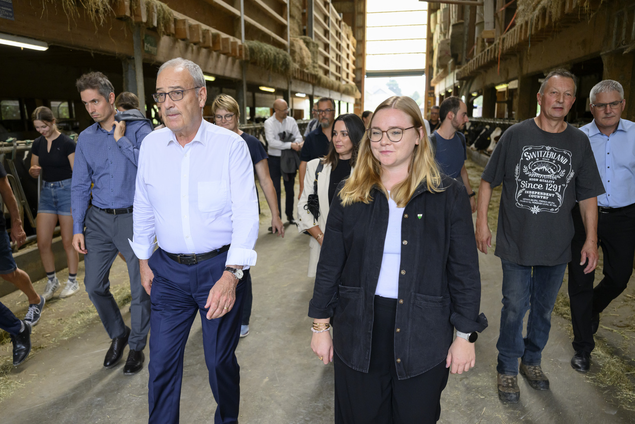 Guy Parmelin (a sinistra), che quest'anno ricopre la carica di presidente della Confederazione, e la consigliera di Stato vodese Valérie Dittli visitano un'azienda agricola colpita dalla siccità a Carrouge, nel canton Vaud, il 27 agosto 2026.