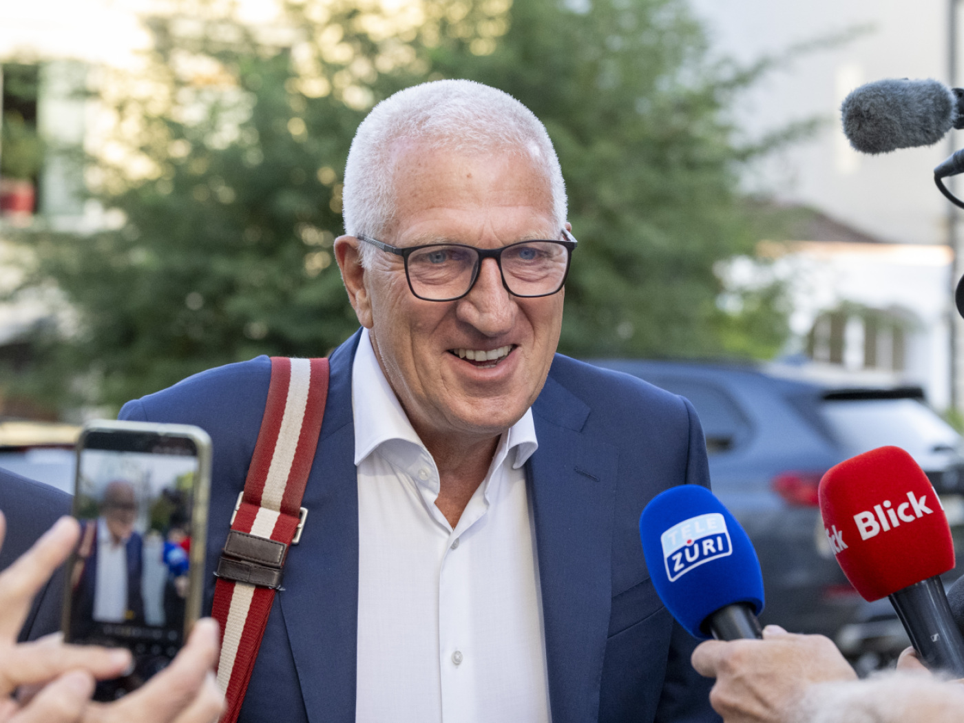 Large crowds gather as the trial against Pierin Vincenz gets underway in Zurich