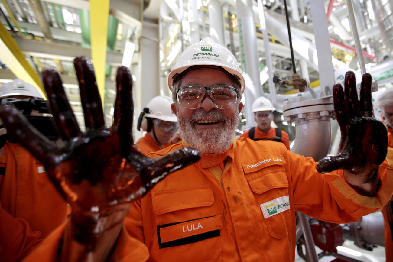 Lula com as mãos cobertas de petróleo