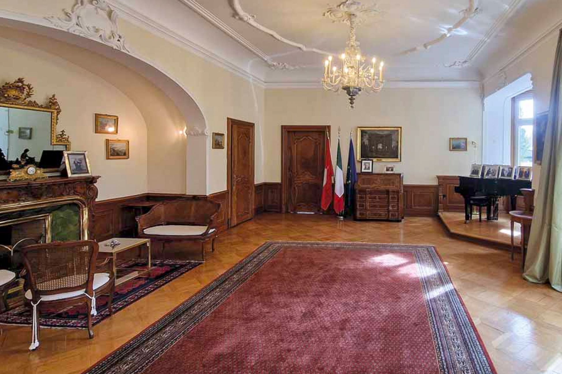 Un salone con caminetto.