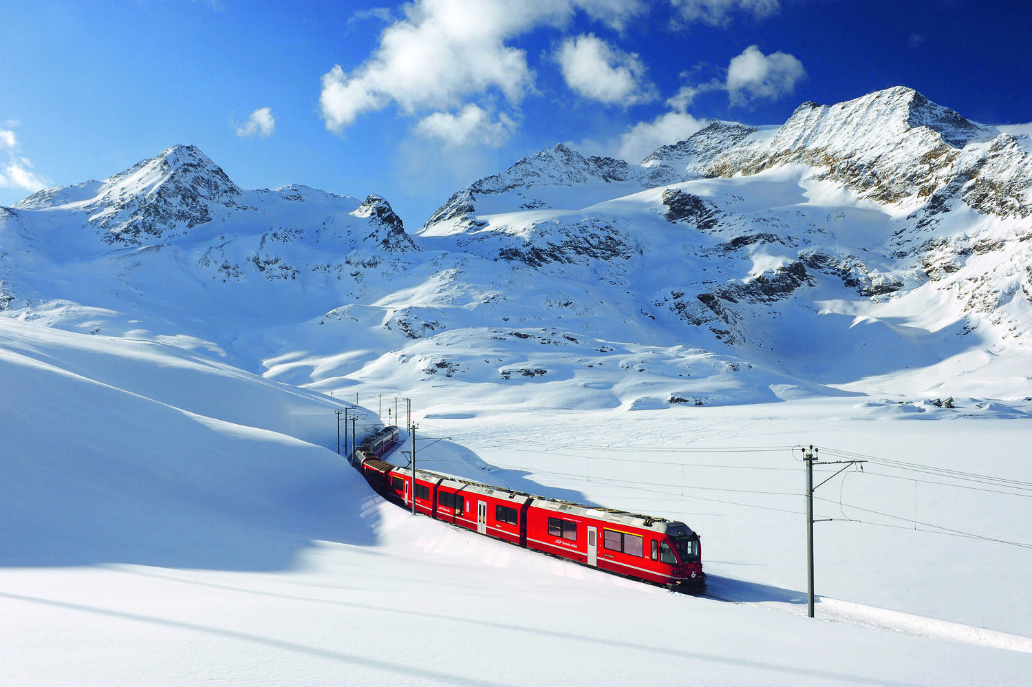 treno in un paesaggio innevato