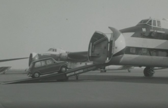 Flugzeug wird mit Autos beladen