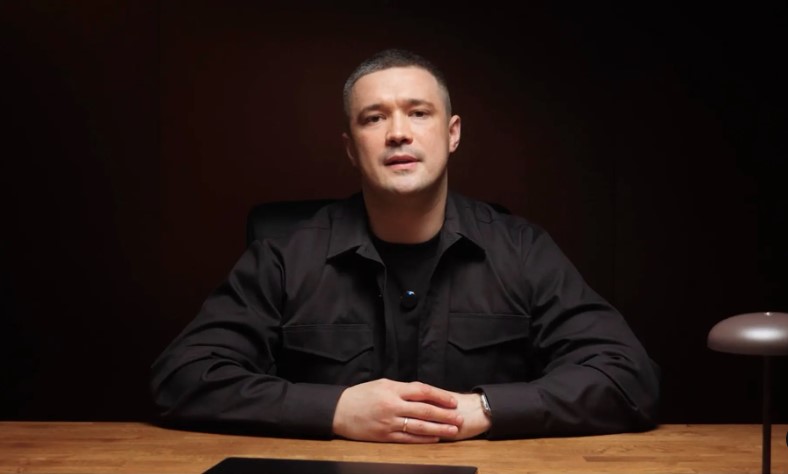 Eго популярность, протесты после его отставки и недовольство частью решений президента могут быстро превратить его в серьёзного политического соперника.