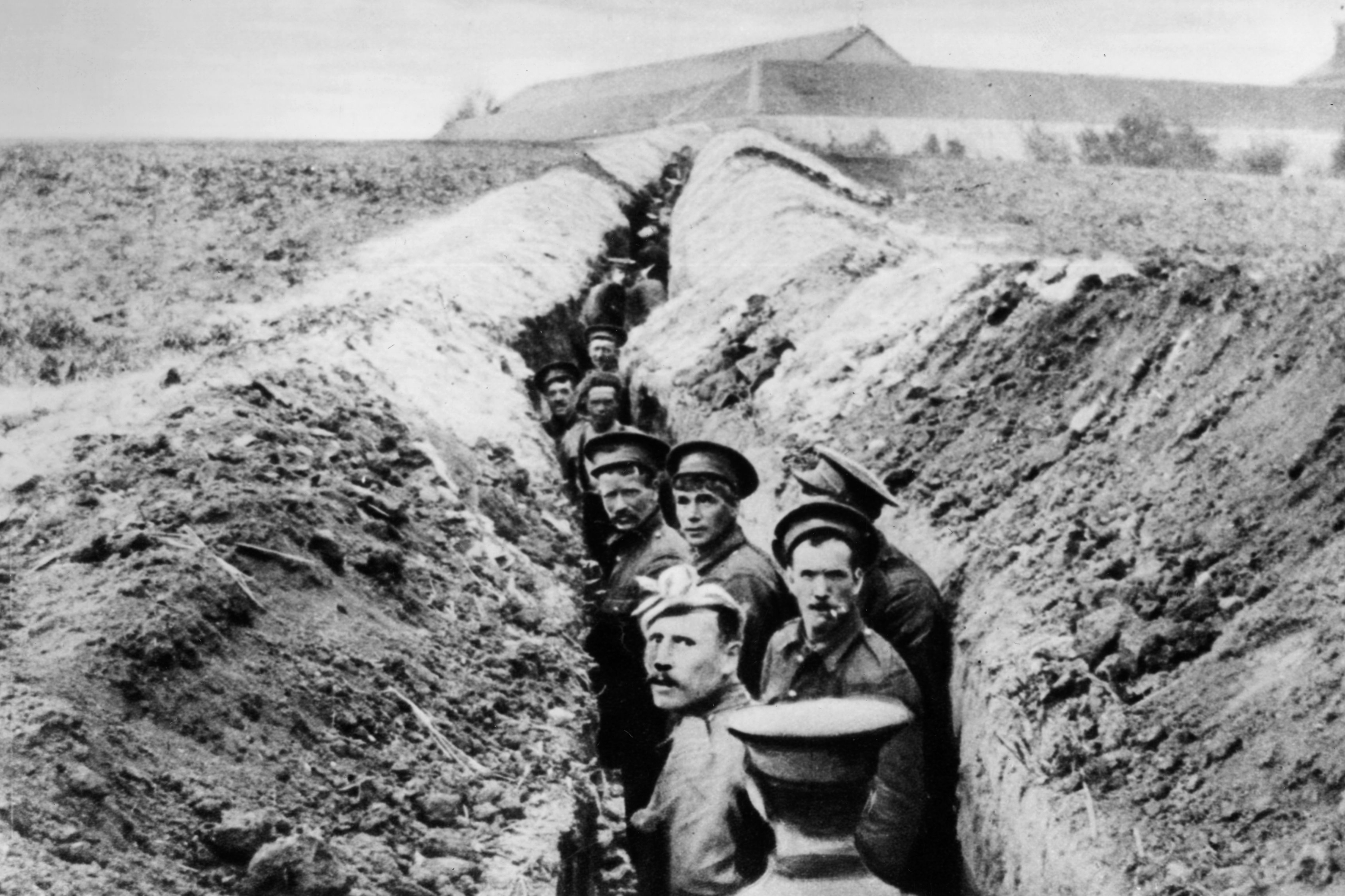 Des soldats debout dans une tranchée étroite