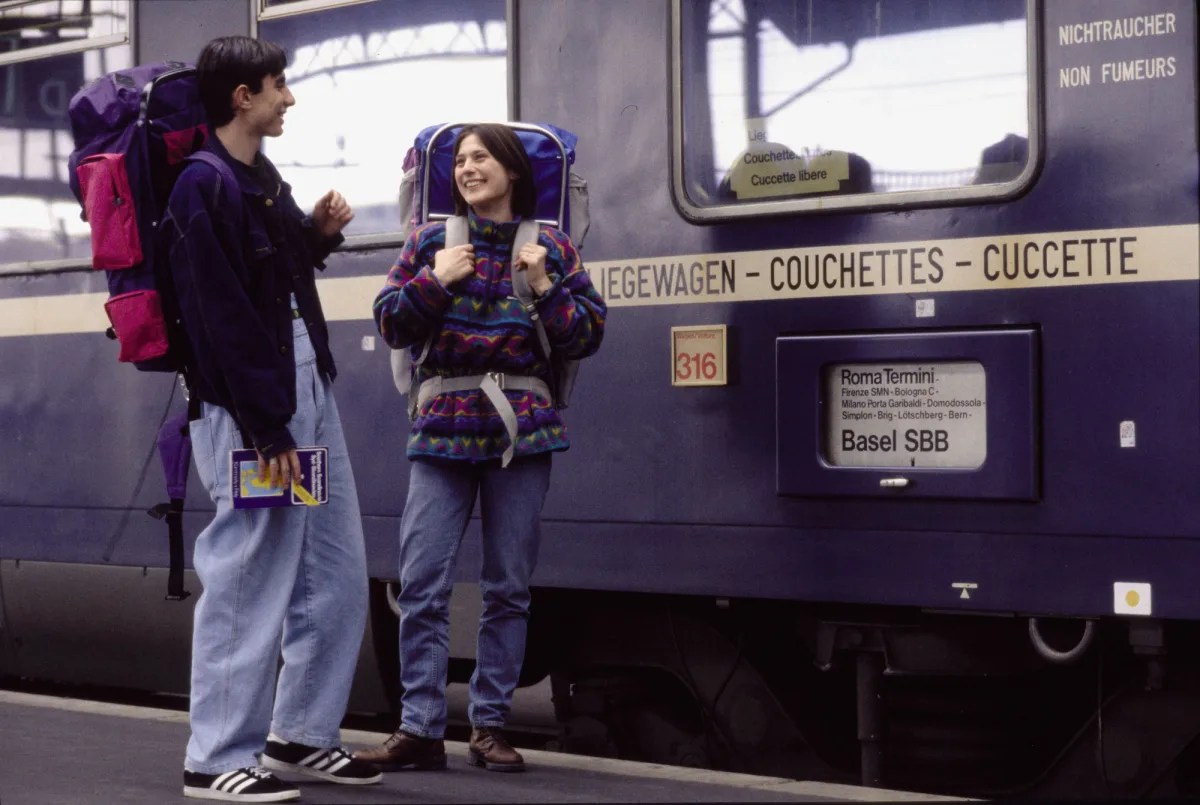 1994年，巴塞爾火車站，羅馬至巴塞爾夜班列車前的「Interrail」旅客。