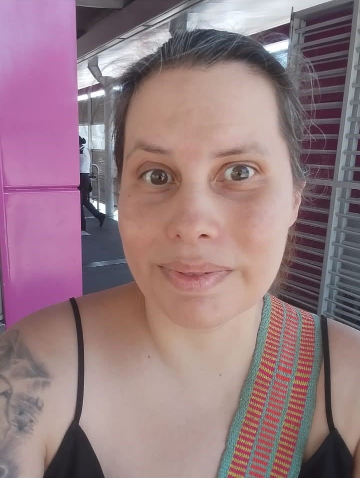 une femme blanche de 44 ans, brune aux yeux marrons