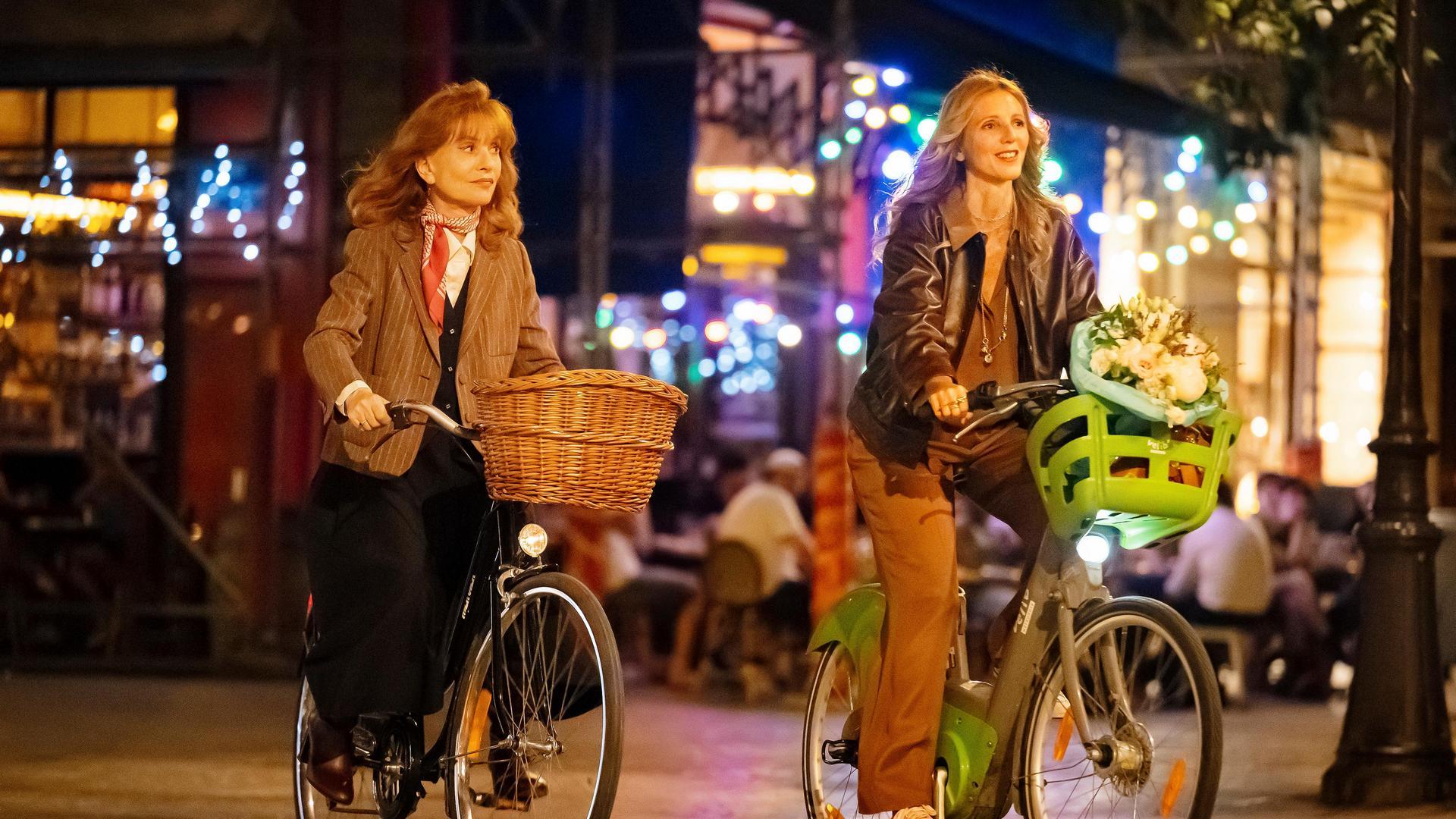 Isabelle Huppert (à gauche) et Sandrine Kiberlain dans une scène de « Ni vue, ni connue ».