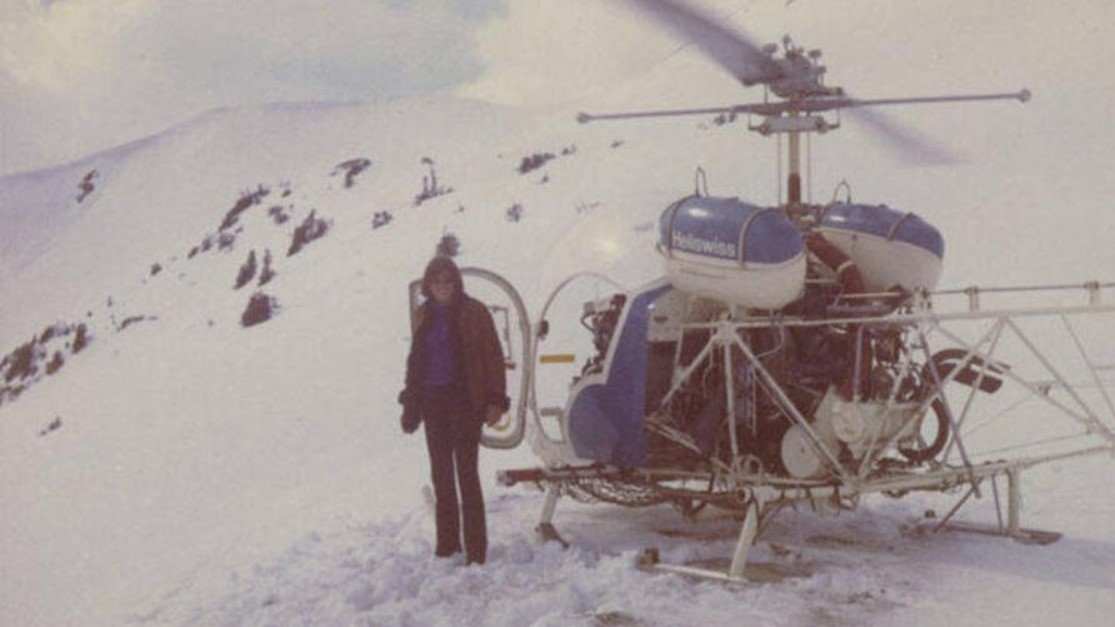 Heidi Berger fotografata con un apparecchio Agusta-Bell 47G3B-1 in servizio con la Heliswiss (HAB)