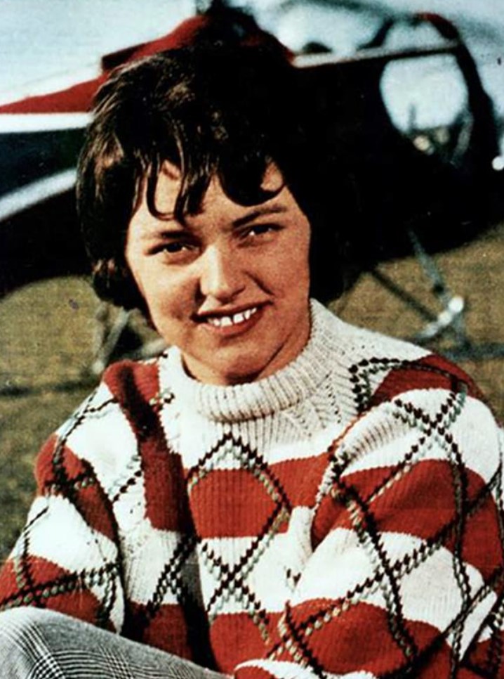 Heidi Berger accanto al Brantly B-2 HB-XAZ.