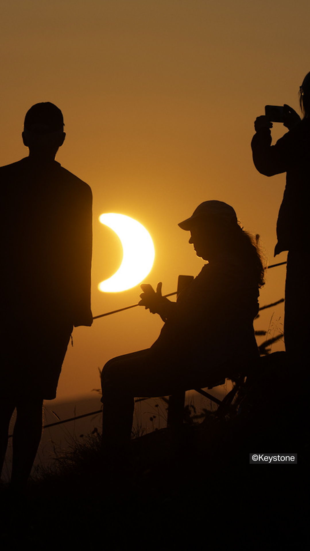 Partout en Suisse, de grandes foules se sont rassemblées pour observer l'éclipse solaire