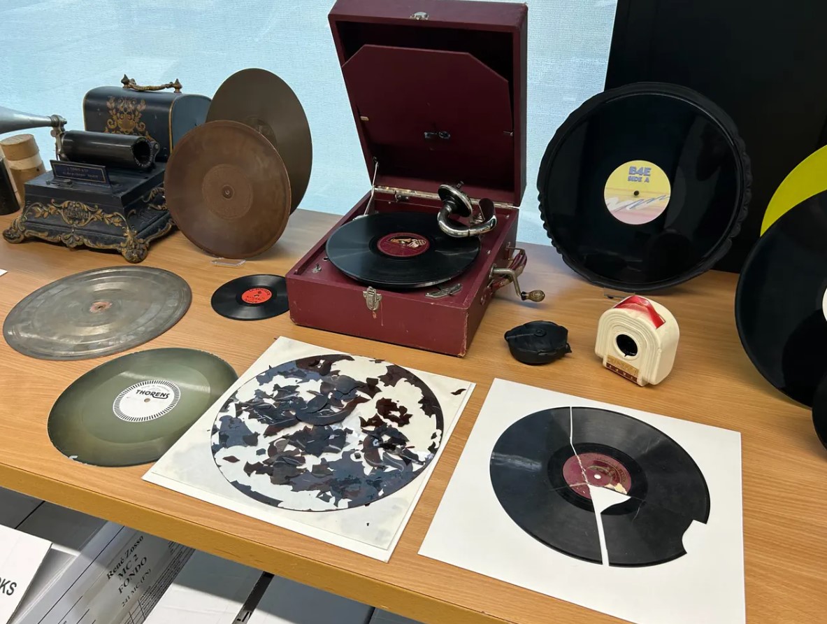 Souvent, il ne s'agit pas de disques de musique ordinaires, mais de documents sonores historiques d'une valeur particulière.