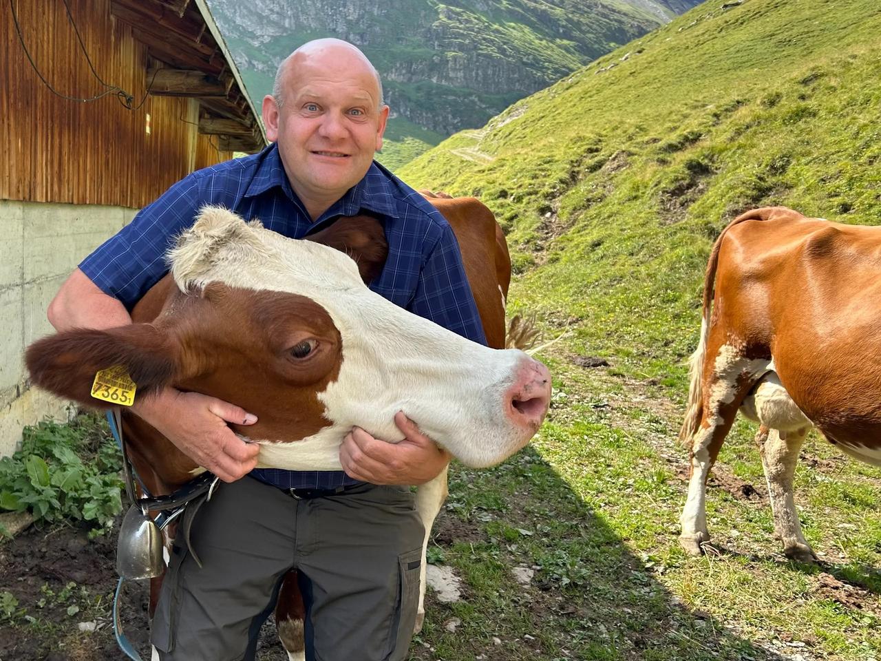 Un contadino con una mucca