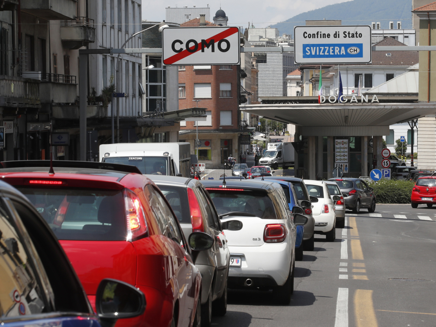Auto in colonna al valico doganale di Chiasso.
