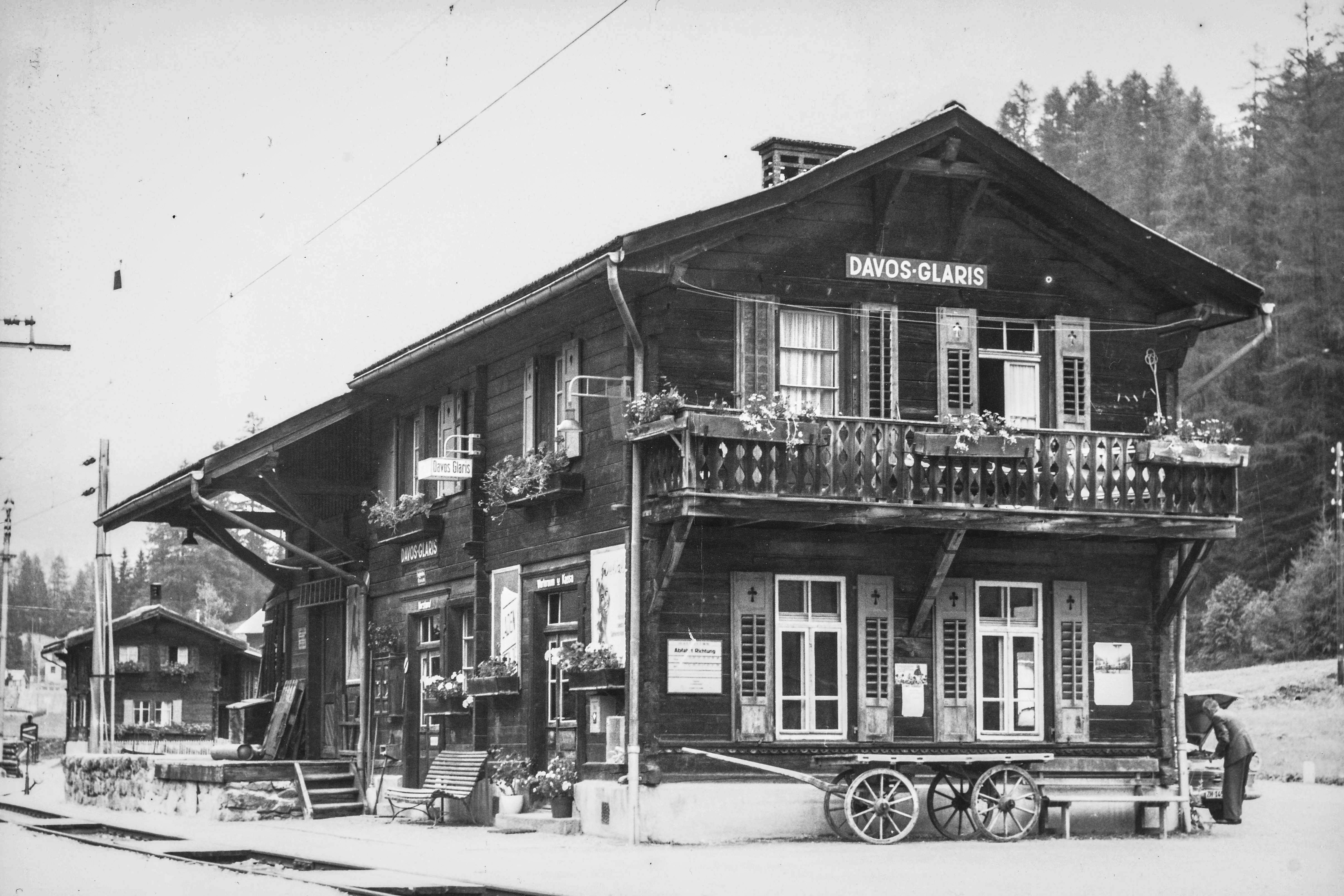Ein Bahnhof im Chaletstil mit Anschrift Davos-Glaris