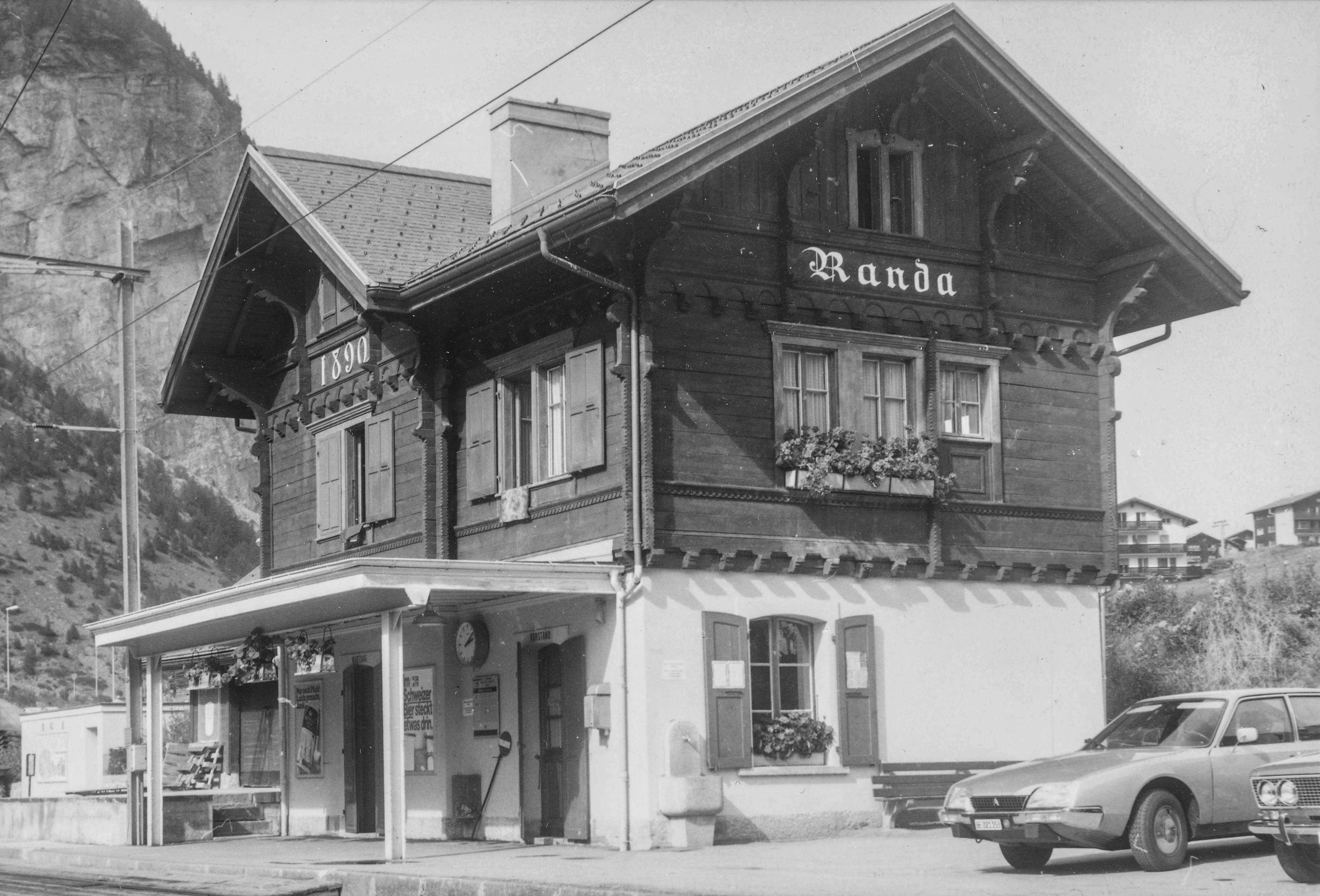Ein Bahnhof im Chaletstil mit Anschrift Randa