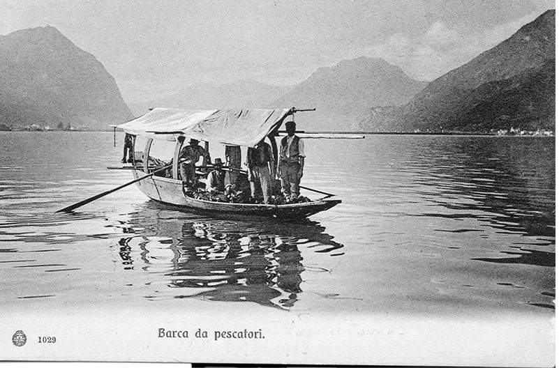 Una barca su un lago