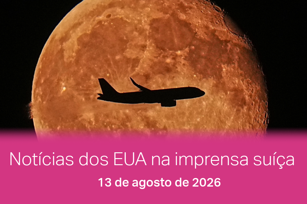 Um avião passando à frente da Lua no dia 31 de julho.