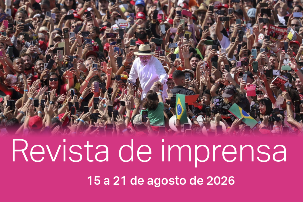 Banho de povo: Lula deu início à sua campanha em São Bernardo do Campo - cidade industrial onde começou sua carreira política como líder sindical durante a ditadura militar.