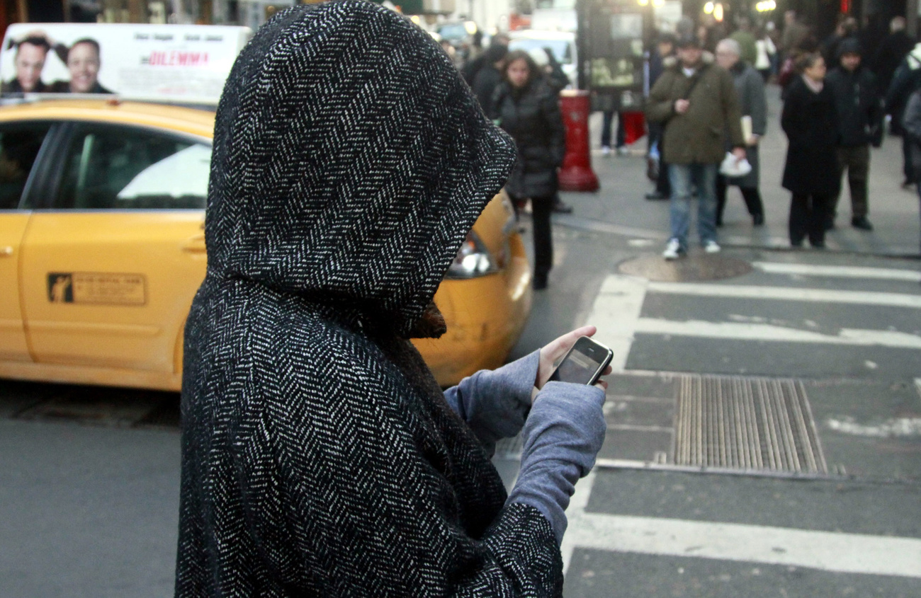 persona con cellulare in strada