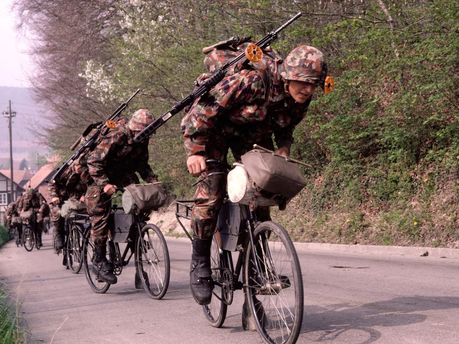 Kolonne von Velofahrern der Schweizer Armee