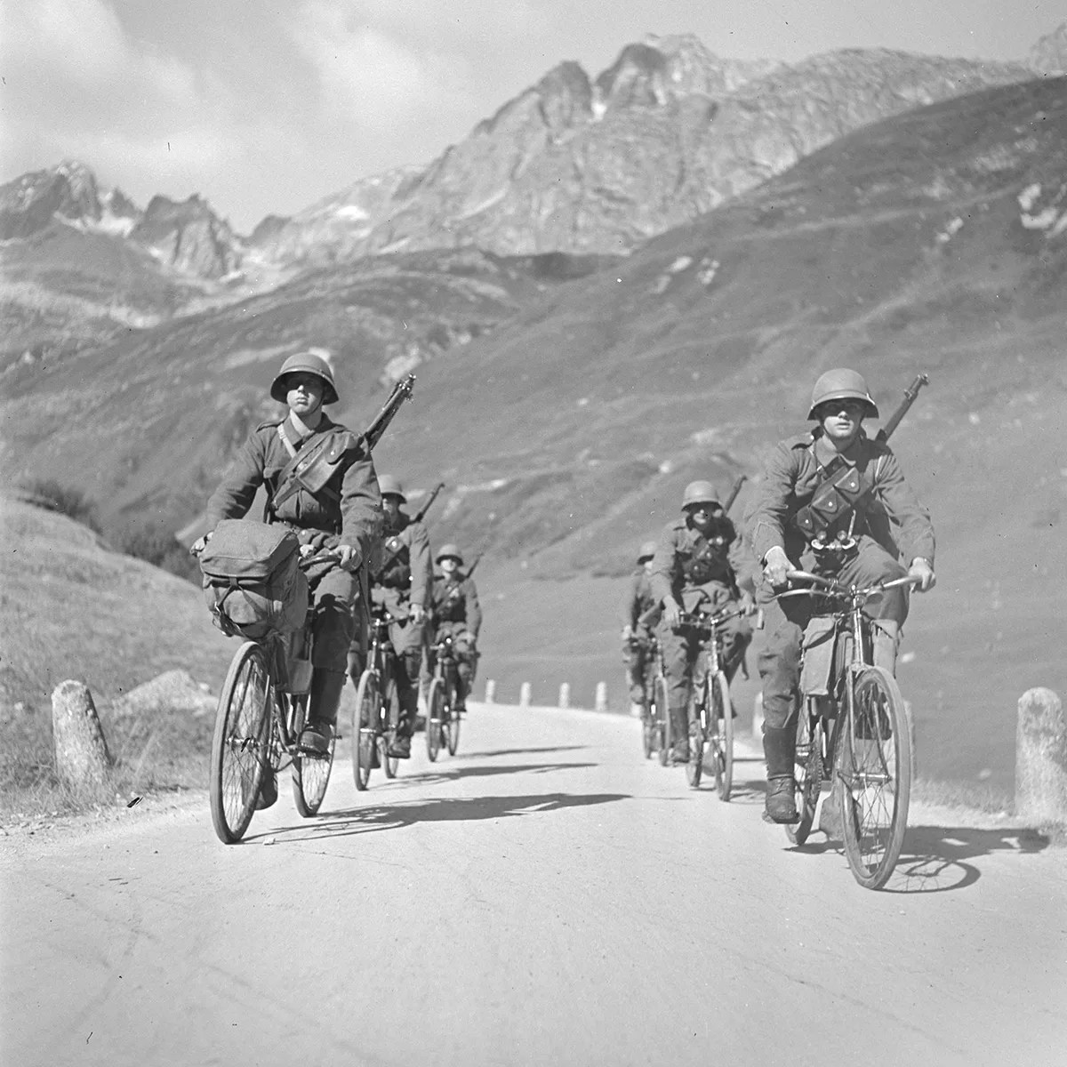Kolonne von Velofahrern der Schweizer Armee im Jahr 1935