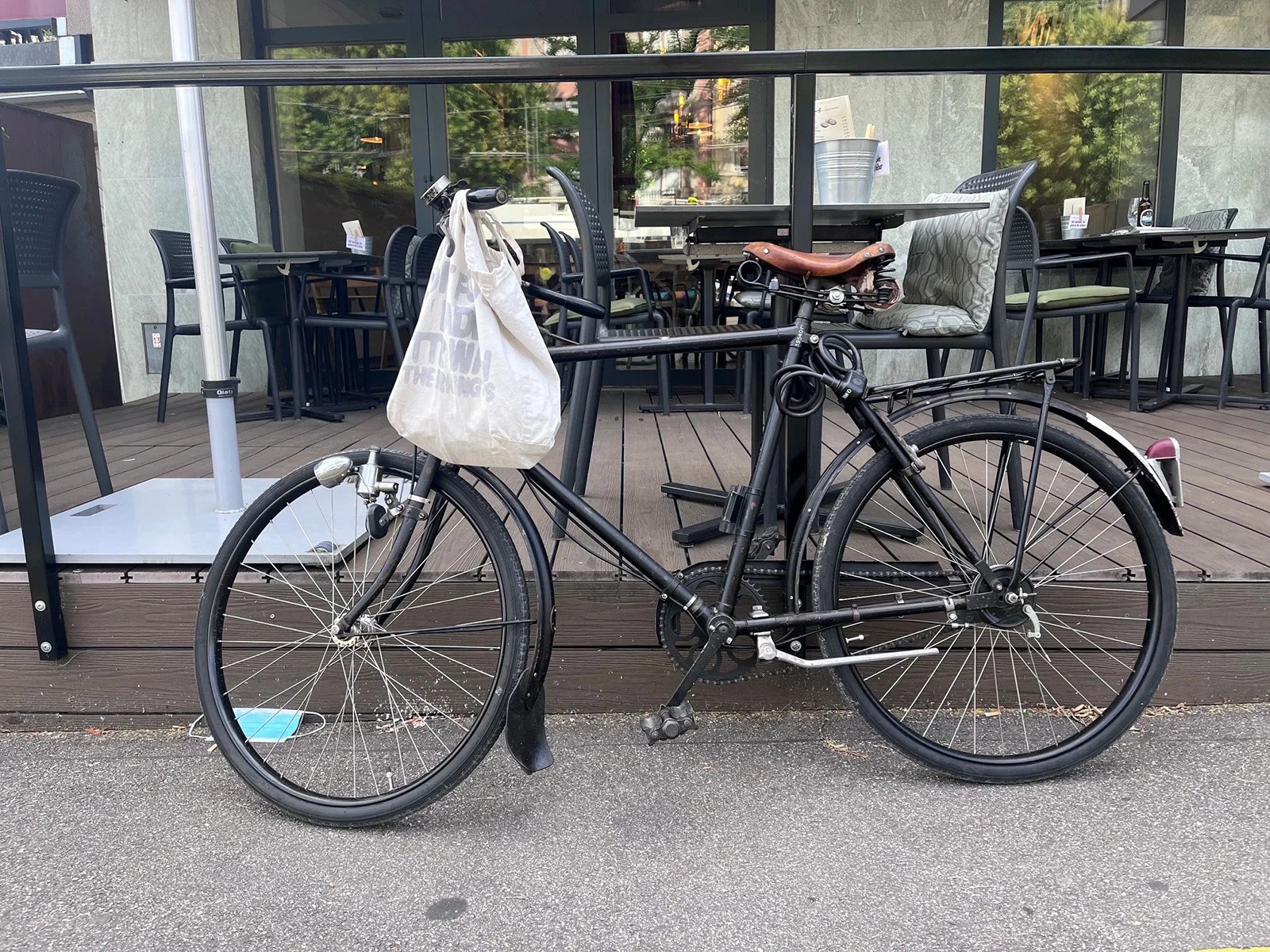 Militärvelo, das vor einem Geschäft in Zürich parkiert ist