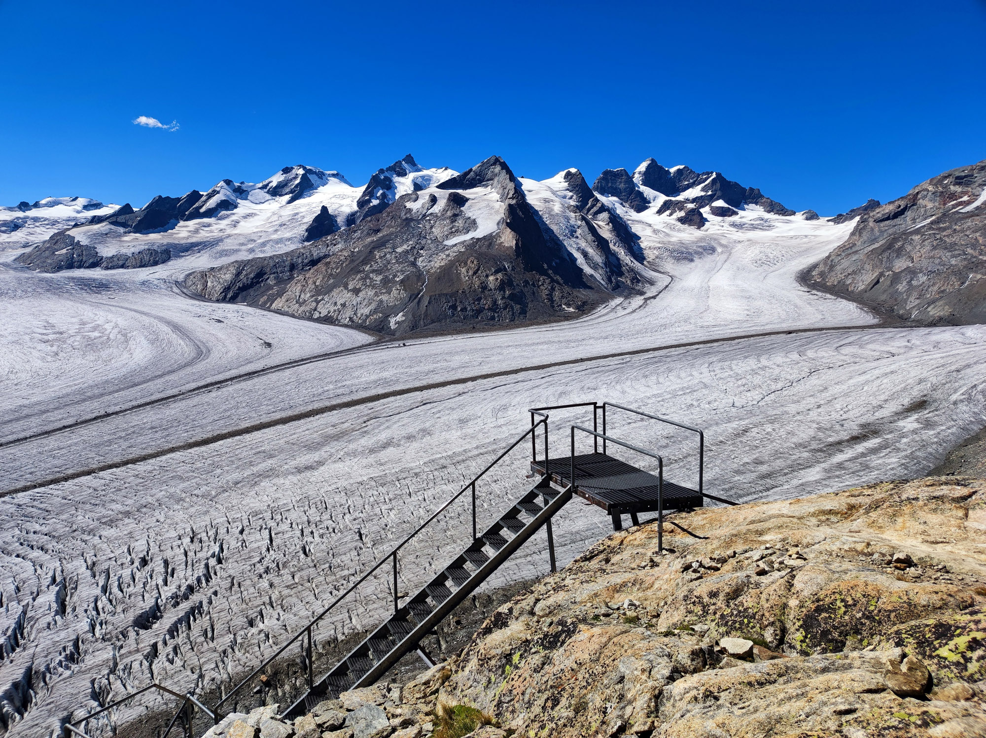 scaletta sopra a un ghiacciaio
