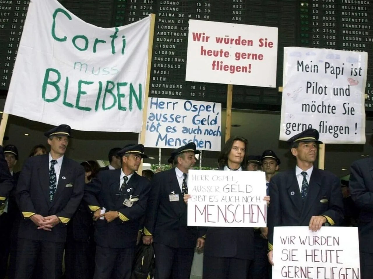 Los pilotos de Swissair se manifiestan al día siguiente de la suspensión de vuelos en la sala de salidas de la terminal A de Kloten. Sus consignas apoyan al director general de Swissair, Mario Corti, y critican al director del banco, Marcel Ospel.