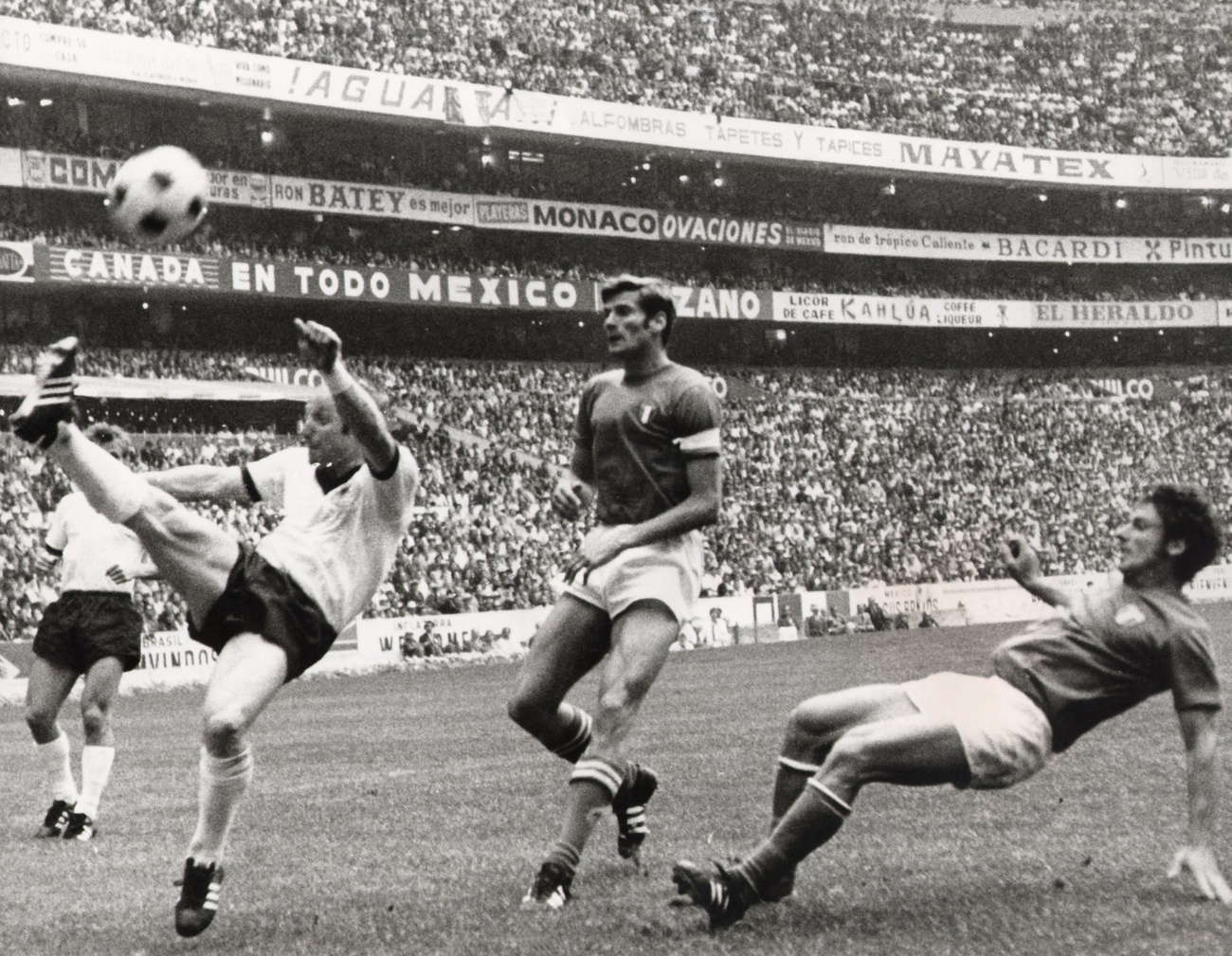 Sergio Mazzola con la maglia dell'Italia nel 1070 in una partita contro la Germania.