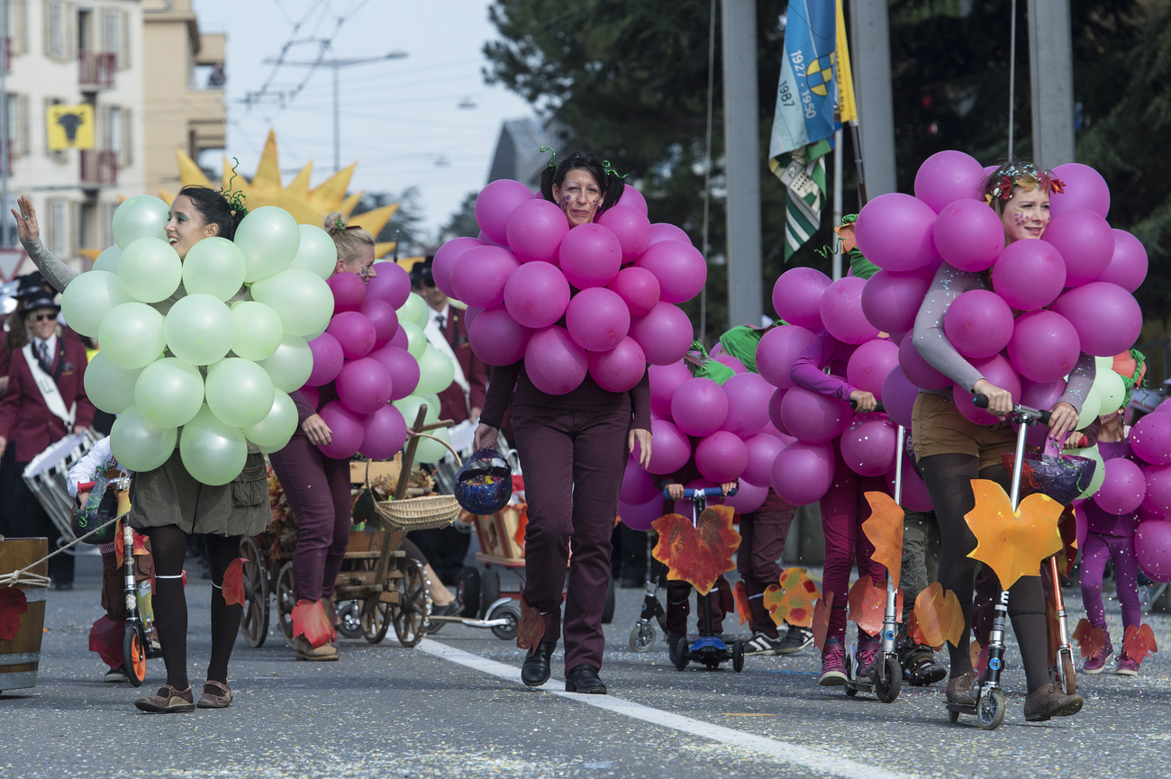 persone vestite da grappoli d'uva alla festa della vendemmia di neuchatel