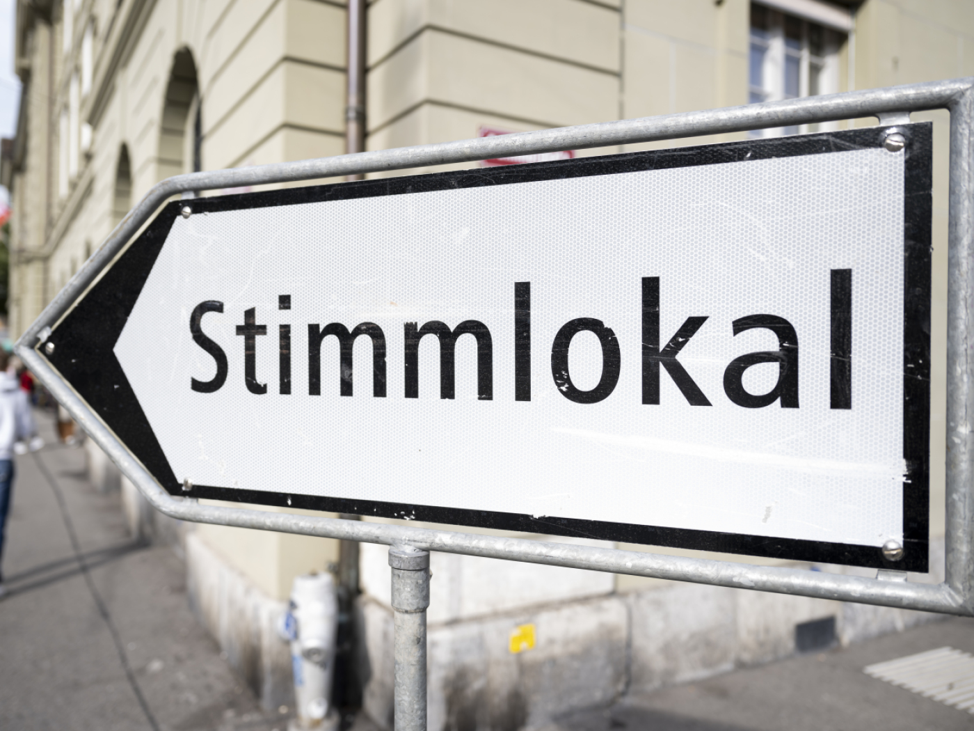 Collecting signatures in exchange for money remains permitted
