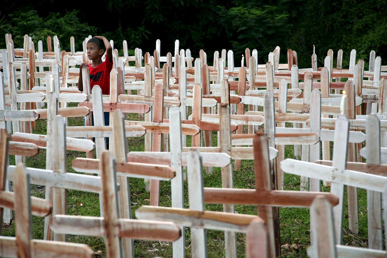 Memorial de cruzes em homenagem aos defensores e defensoras da floresta assassinados na Amazônia brasileira.