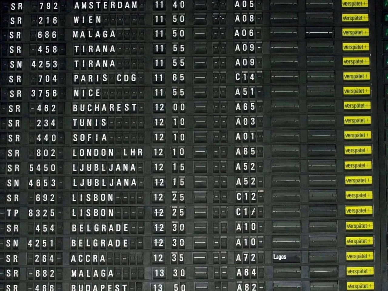 Al principio solo se anunciaban retrasos, pero poco después se cancelaron definitivamente: el panel de información del aeropuerto de Zúrich-Kloten en la mañana del 2 de octubre de 2001.