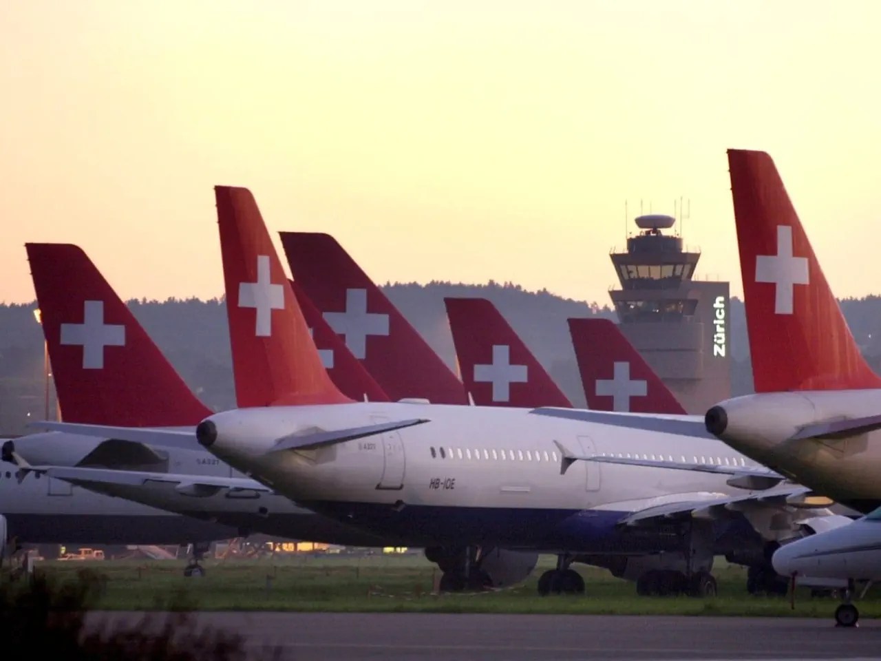 El día después de la suspensión de vuelos: los aviones de Swissair permanecen en tierra.