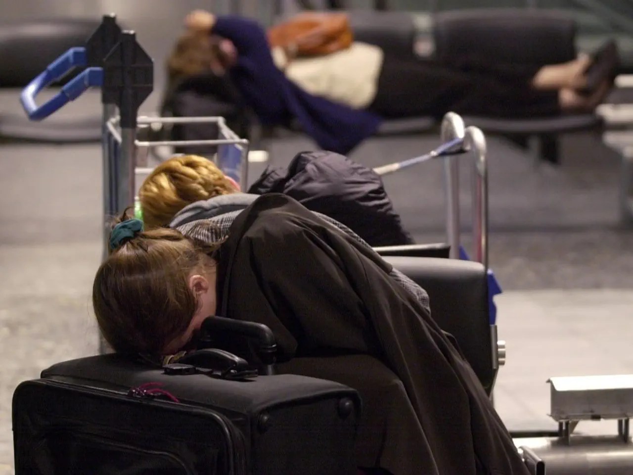 A la espera de un vuelo de conexión: los pasajeros de Swissair siguen aguantando incluso 24 horas después de la suspensión de los vuelos. Hay 39 000 pasajeros varados en todo el mundo.